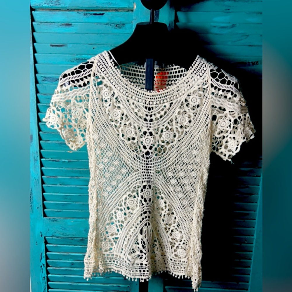 VINTAGE WOMEN’S SMALL CROCHET TOP!!